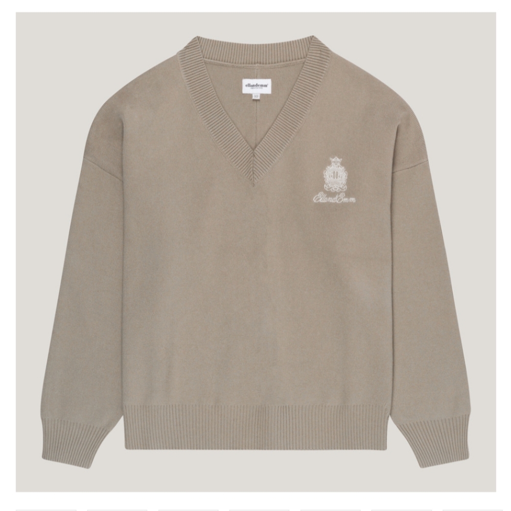 EllandEmm Classic V-Neck Sweater